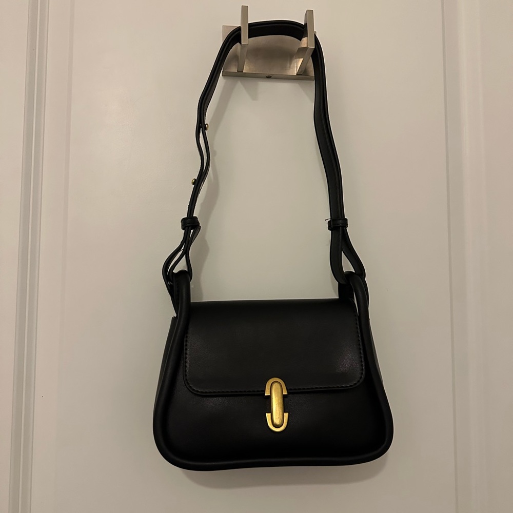 NEVER USED LEATHER BLACK SHOULDER BAG